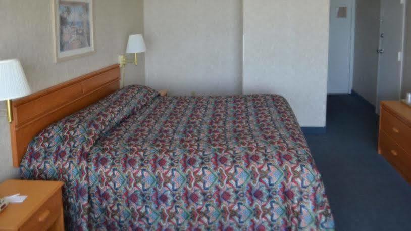 Crystal Coast Oceanfront Hotel 3*